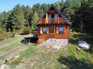 伊萬尼察的住宿－Brvnare Kušići，田野中间的小木屋