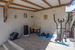 ein Zimmer mit einem Fitnessraum mit einem Tisch und einigen Trainingsgeräten in der Unterkunft Heliconia - Appt avec piscine partagée in Saint-Pierre
