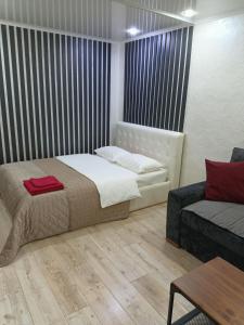 Una cama o camas en una habitación de Квартира с гостиничным сервисом в центре Петропавловска