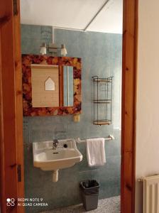 bagno con lavandino e specchio di Casa Rural Felip a Espot