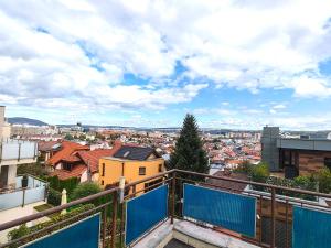 een balkon met uitzicht op de stad bij A perfect option for people who want to enjoy their stay in Kosice in Košice