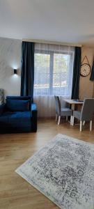 A seating area at Sumski san 5