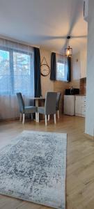 A seating area at Sumski san 5