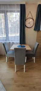 A seating area at Sumski san 5