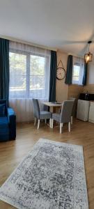 A seating area at Sumski san 5