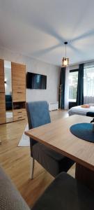 A seating area at Sumski san 5