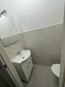 y baño con lavabo y aseo. en Stanza Alexxa en Verona