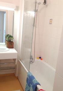 ein Badezimmer mit einer Dusche, einer Badewanne und einem Waschbecken in der Unterkunft Residence Izarpean in Bidart