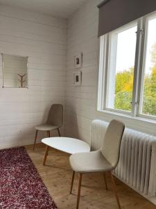 2 Stühle und ein Tisch in einem Zimmer mit Fenster in der Unterkunft Vintergatans Rum in Insjön