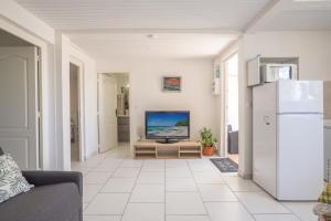 TV a/nebo společenská místnost v ubytování Alpinia - Appt avec piscine partagée