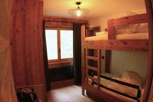 Tempat tidur susun dalam kamar di Appartement Champex- Lac / La Cabouetta