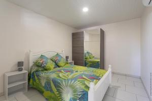 เตียงในห้องที่ Alpinia - Appt avec piscine partagée
