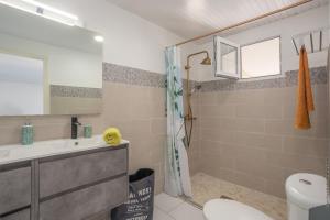 ห้องน้ำของ Alpinia - Appt avec piscine partagée