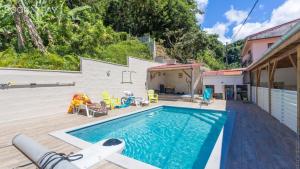 Bazén v ubytování Alpinia - Appt avec piscine partagée nebo v jeho okolí