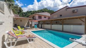 Bazén v ubytování Alpinia - Appt avec piscine partagée nebo v jeho okolí