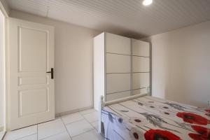 เตียงในห้องที่ Alpinia - Appt avec piscine partagée