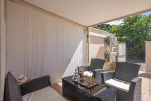 พื้นที่นั่งเล่นของ Alpinia - Appt avec piscine partagée