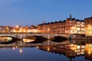 un pont sur une rivière dans une ville la nuit dans l'établissement 1Bed-ContactlessCheckIn-OutdoorSpace, à Cork