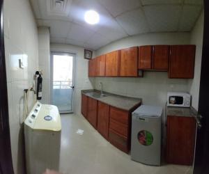 Kuchyň nebo kuchyňský kout v ubytování Al Khaleej Plaza Furnished Apartments LLC