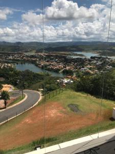 a view of a city and a road and water at Suíte no Mirante em Escarpas in Capitólio
