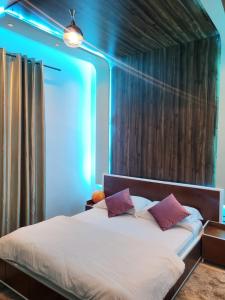 um quarto com uma cama branca e uma luz azul em Sunset Views Sharifia Villa em Marrakech