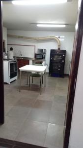 A cozinha ou cozinha compacta de Hostel Residencial Botânico