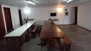 Uma TV ou centro de entretenimento em Hostel Residencial Botânico