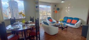 ein Wohnzimmer mit einem Tisch und Stühlen sowie ein Esszimmer in der Unterkunft APARTAMENTO PRIVADO Piso 20a, CENTRICO, CERCA EMBAJADA USA, TELEFERICO, MALLS, VISTAS 360 y ZONA SEGURA in La Paz