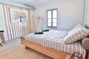1 dormitorio con cama y ventana en Le Speakeasy - Maison avec billard en Auxerre