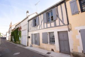 un bâtiment dans une rue de la ville avec une rue dans l'établissement Le Speakeasy - Maison avec billard, à Auxerre