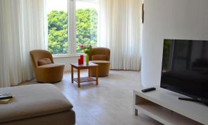 Televízia a/alebo spoločenská miestnosť v ubytovaní Sybelle Suites by Villa Safiya