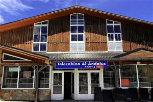 een gebouw met een bord dat taccoatlantische ak antiquitives leest bij SKI & SNOW APARTMENTOS by TODOSIERRANEVADA - Plaza Principal Junto a los Telecabinas in Sierra Nevada