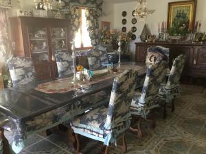 Villa la Cerisaie. في Reynès: غرفة طعام مع طاولة وكراسي طويلة