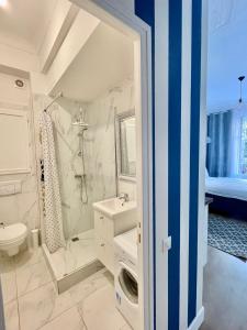 ニースにあるStudio 2 steps from the sea near the Negresco hotelのシャワー、トイレ、洗面台を備えたバスルーム