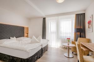 Postel nebo postele na pokoji v ubytování Hotel Wiehen-Therme