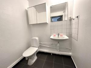 een badkamer met een toilet en een wastafel bij Svea Kollektiv in Göteborg
