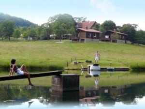 un par de personas sentadas en un barco en el agua en Ferienhauser Siefertshof, en Mossautal