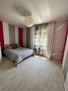 Schlafzimmer mit einem Bett und einem Fenster in der Unterkunft Maison de vacances in Chambray-lès-Tours