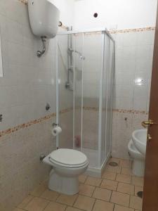 ein Bad mit einer Dusche, einem WC und einem Waschbecken in der Unterkunft La Domus Pompei Casa vacanza in Pompei