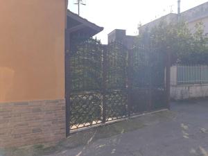 Ein eiserner Zaun mit Reben an einem Gebäude in der Unterkunft La Domus Pompei Casa vacanza in Pompei