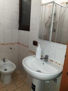 een badkamer met een wastafel en een toilet bij La Domus Pompei Casa vacanza in Pompei