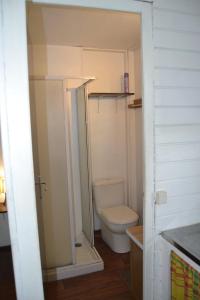 a small bathroom with a toilet in a room at Bungalow Caraïbes, proche de la route mais calme la nuit. in Trois-Rivières