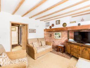 ein Wohnzimmer mit einem Sofa und einem TV in der Unterkunft Pass the Keys Traditional Comfy 2 Bed in Alderminster in Stratford-upon-Avon