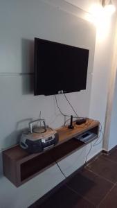 Uma TV ou centro de entretenimento em Hostel Residencial Botânico