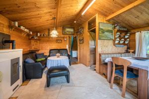 een woonkamer met een tafel en stoelen in een treinruimte bij Kleines Gästehaus in Sudwalde