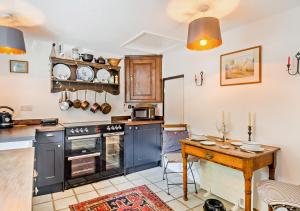 cocina con armarios azules y mesa de madera en No.36 Debenham, en Debenham