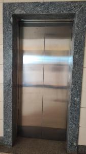 una porta metallica in una stanza con parete di Bliss Escapes a Ruiru