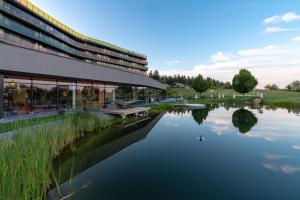 Výhled na řeku, která protéká v blízkosti hotelu