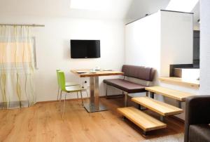 Cette chambre dispose d'une table, d'une chaise et d'un bureau. dans l'établissement Weingut Edling, à Roßdorf