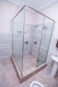 eine Dusche mit Glastür im Bad in der Unterkunft ABBY'S COURT in Boi
